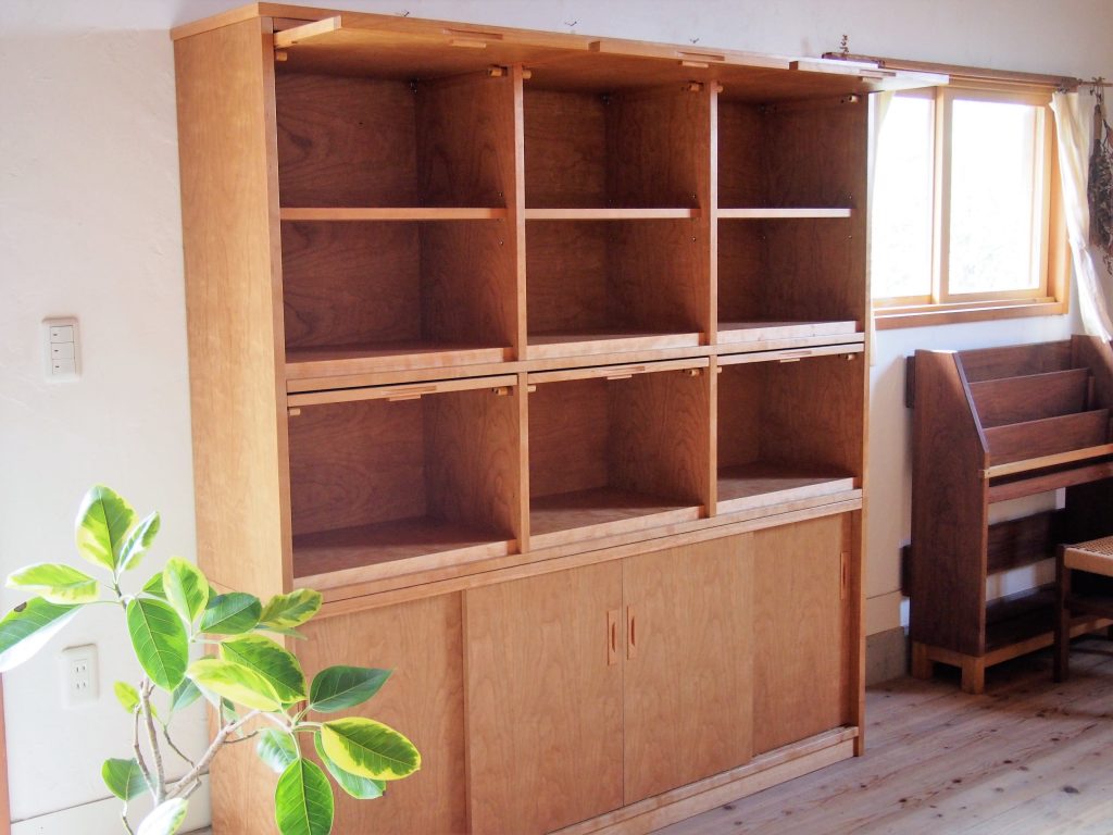 フラップ扉の本棚 手作りオーダー家具と木工教室「家具工房treehouse」 福岡県北九州市